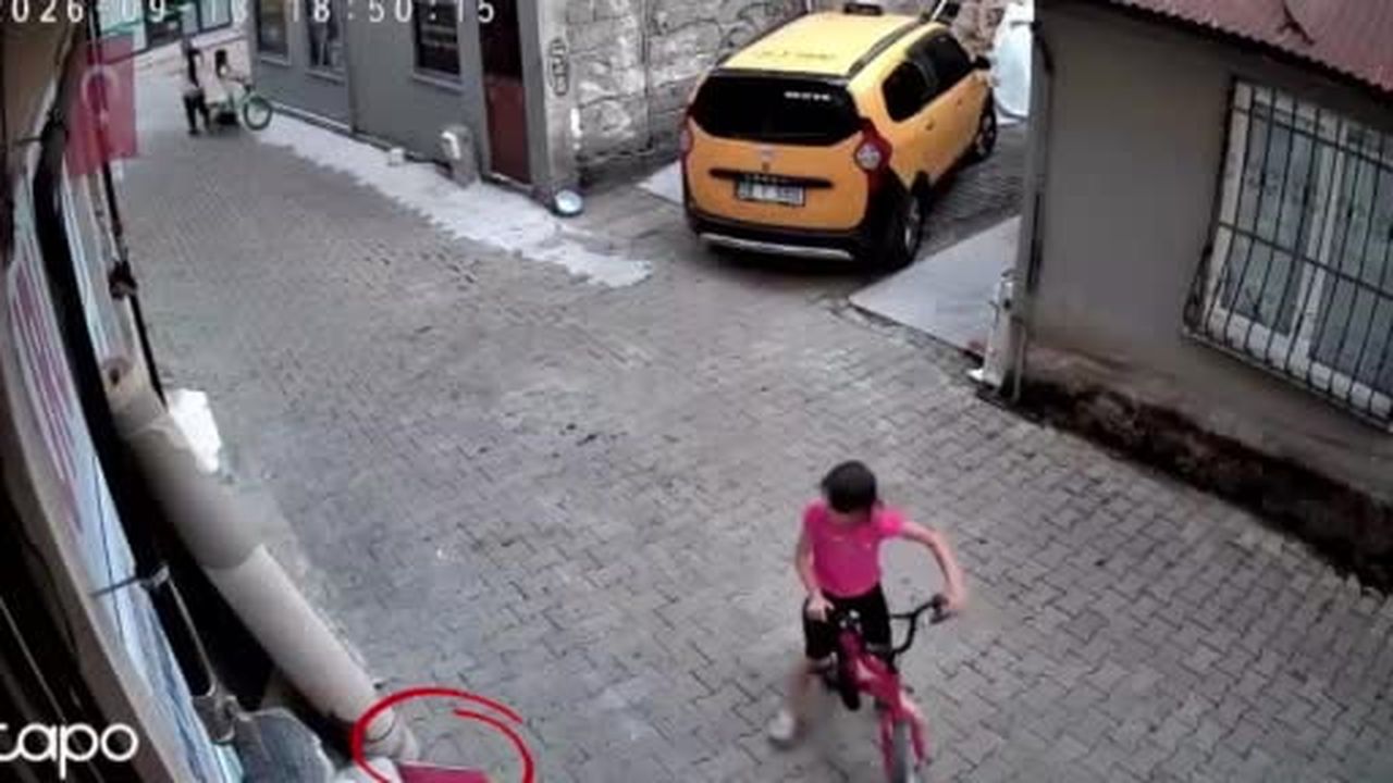 Yerde bulduğu bayrağı öpüp başına koyan minik Nehir’e Vali Koç’tan anlamlı ödül