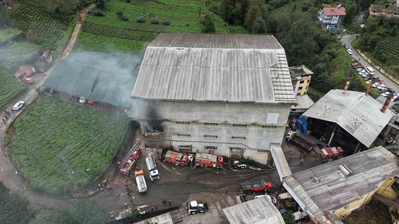 RİZE’NİN ÇAYELİ İLÇESİNDE ÖZEL BİR ÇAY FİRMASINA AİT FABRİKANIN AMBALAJ DEPOSUNDA YANGIN ÇIKTI....