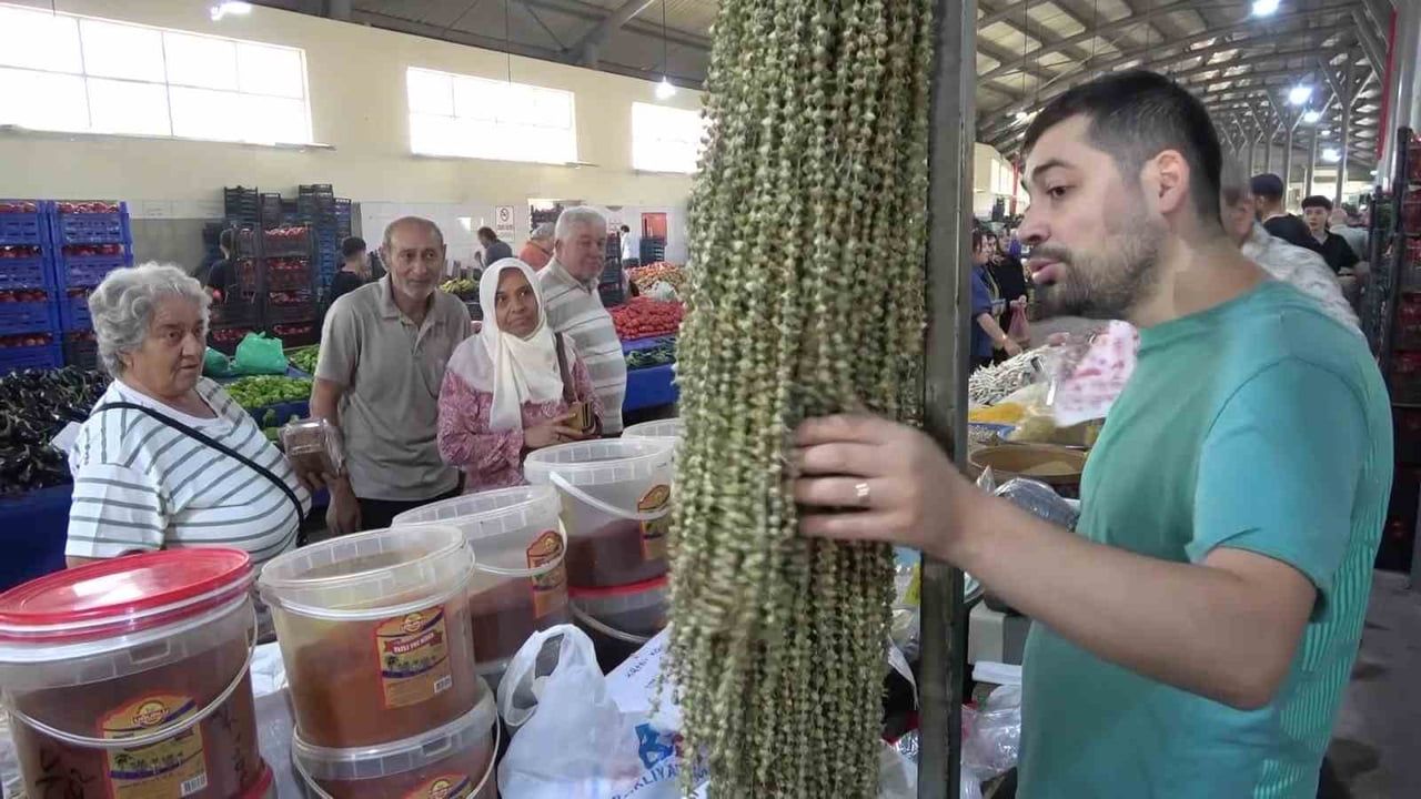 AMASYA'NIN TESCİLLİ ÇİÇEK BAMYASININ KURUSU PAZARDA GRAMLA SATILIYOR. 100 GRAM KURU BAMYANIN 300...