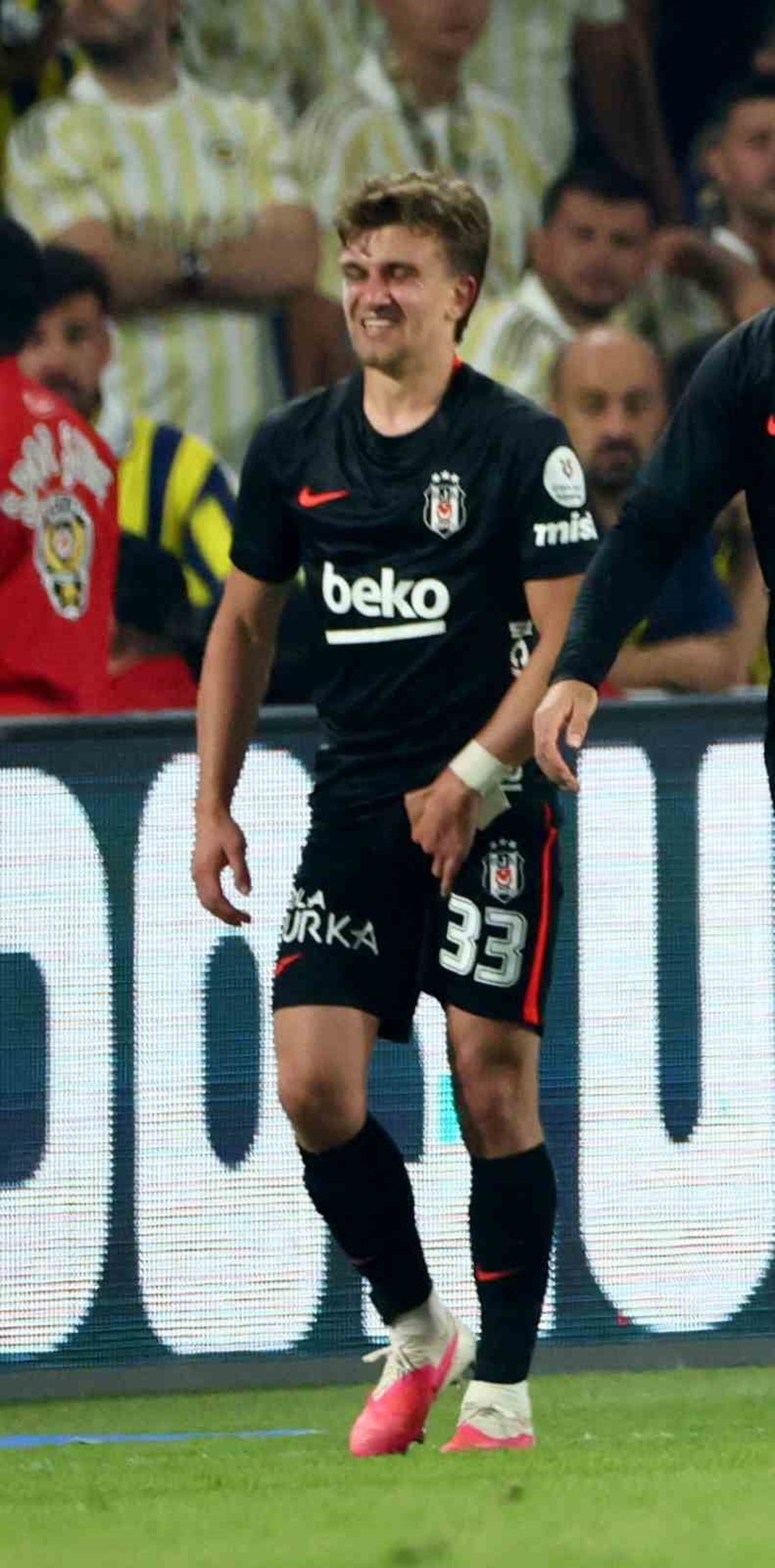 BEŞİKTAŞLI FUTBOLCU RIDVAN YILMAZ, FENERBAHÇE DERBİSİNDE SAKATLIĞINDAN DOLAYI İKİNCİ YARIDA SAHAYA...