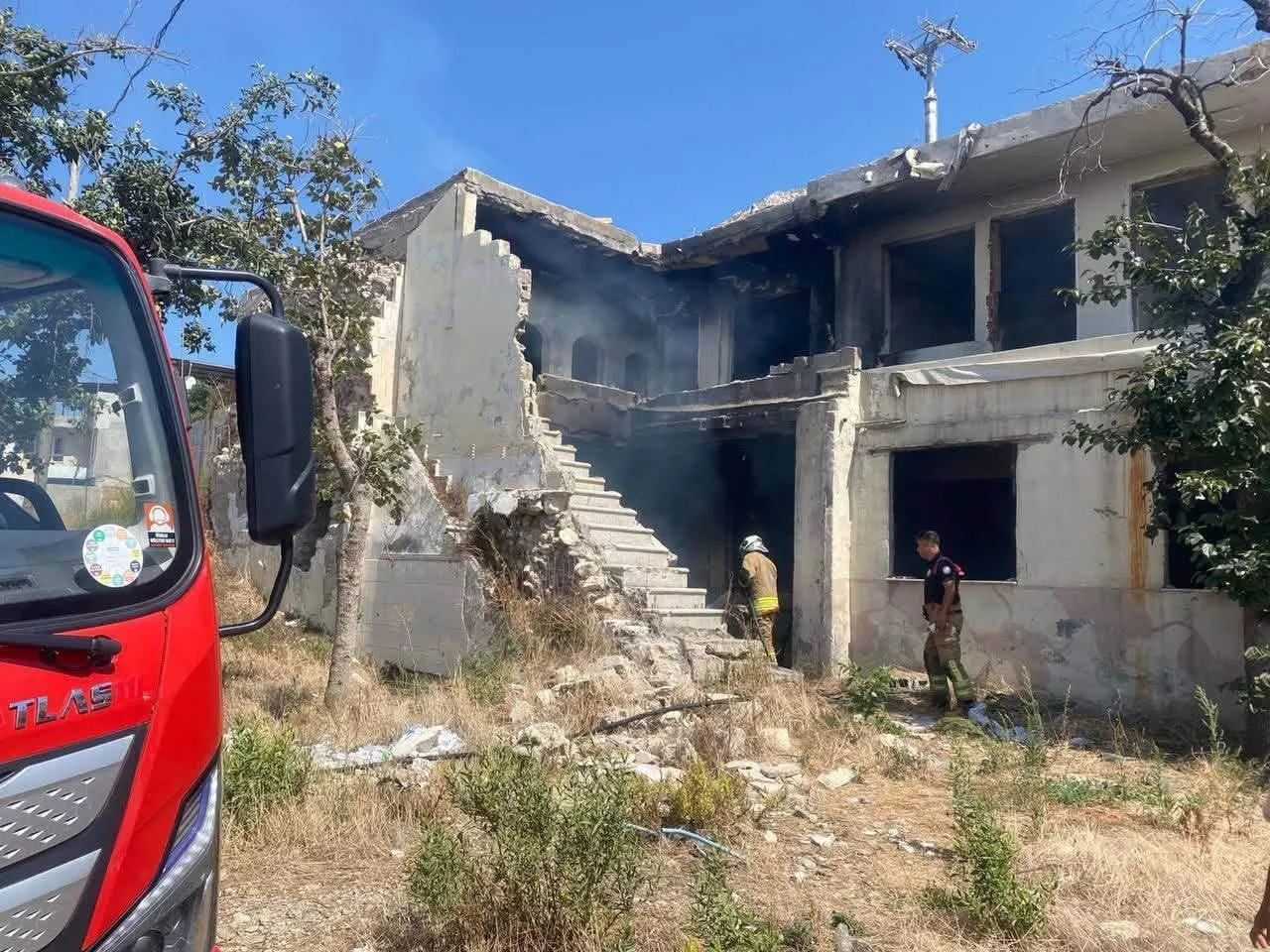 ANTAKYA’DA METRUK BİNADA ÇIKAN YANGIN, EKİPLERİN MÜDAHALESİYLE BÜYÜMEDEN KONTROL ALTINA...