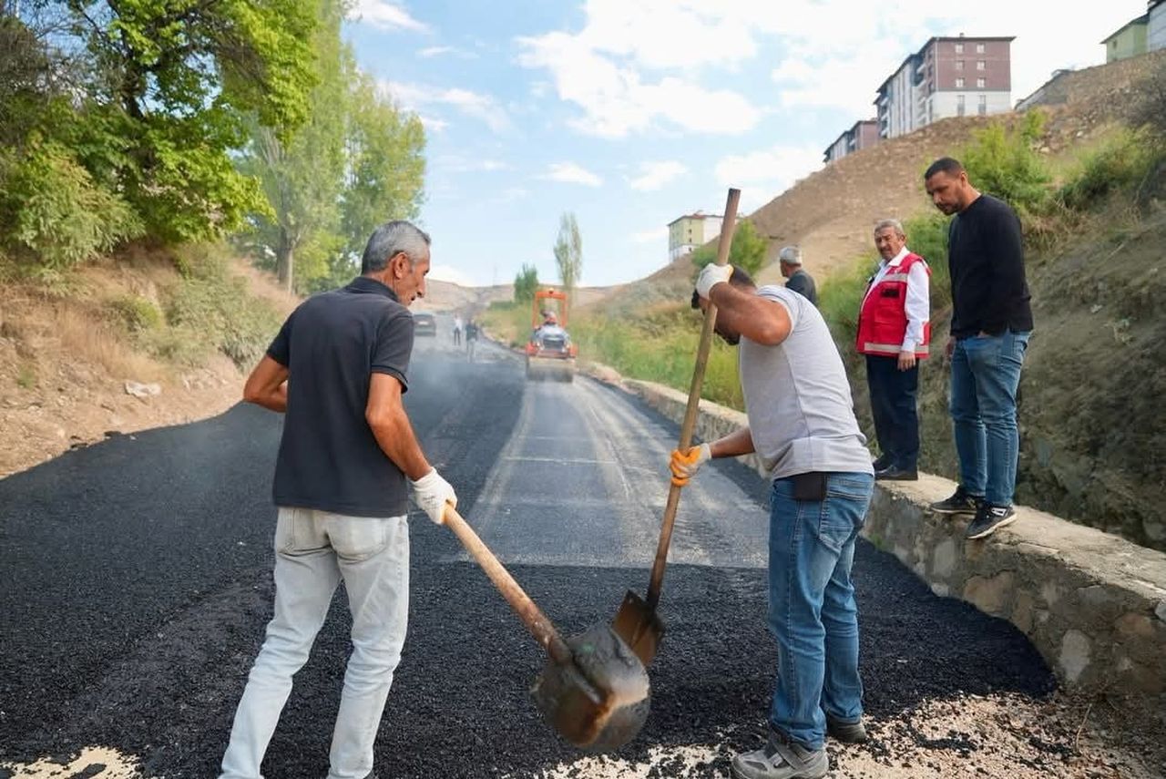 DARENDE’DE ASFALT ÇALIŞMALARI SÜRÜYOR