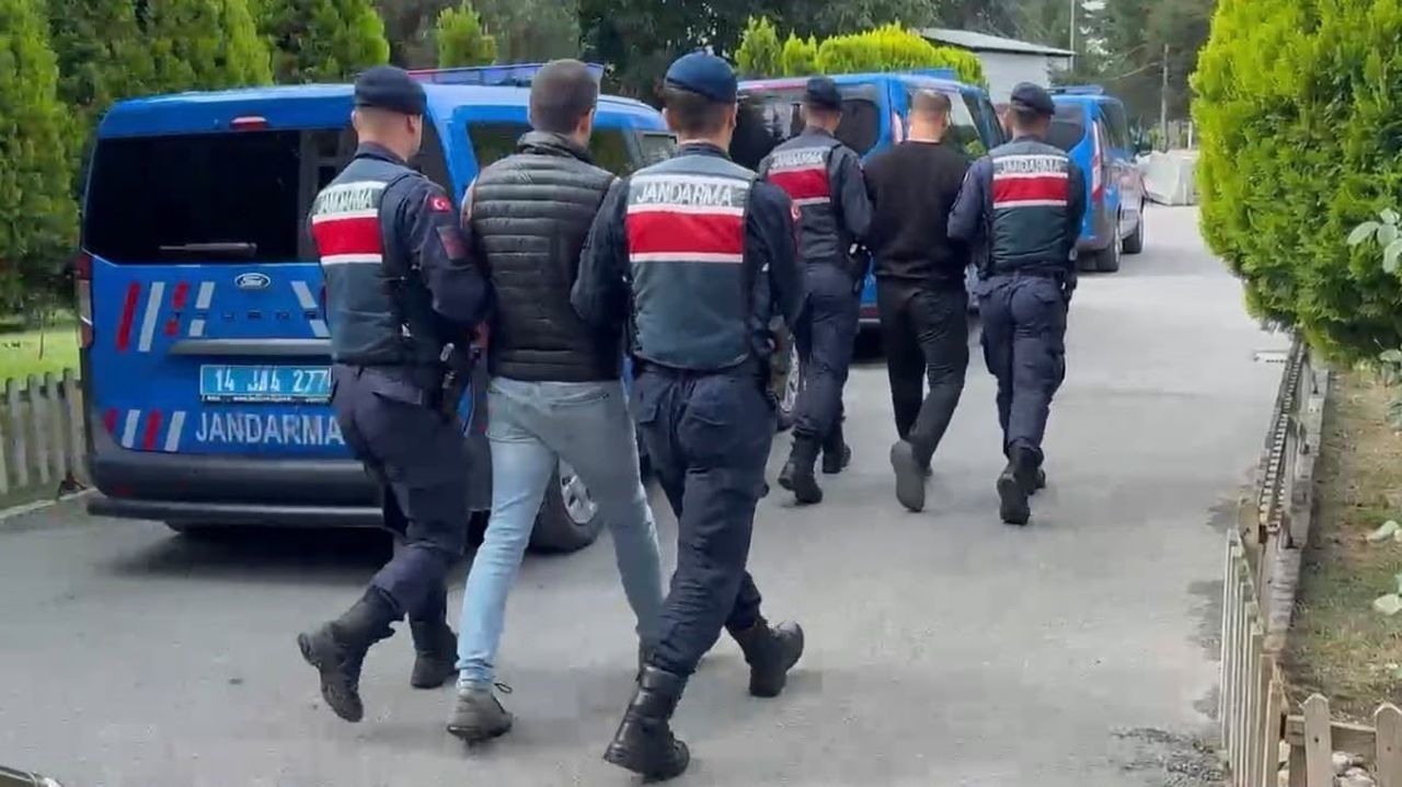BOLU’DA KENDİ İMAL ETTİKLERİ SAHTE ALTINLARI KUYUMCULARA SATMAYA ÇALIŞAN 3 ŞÜPHELİ, JANDARMA...