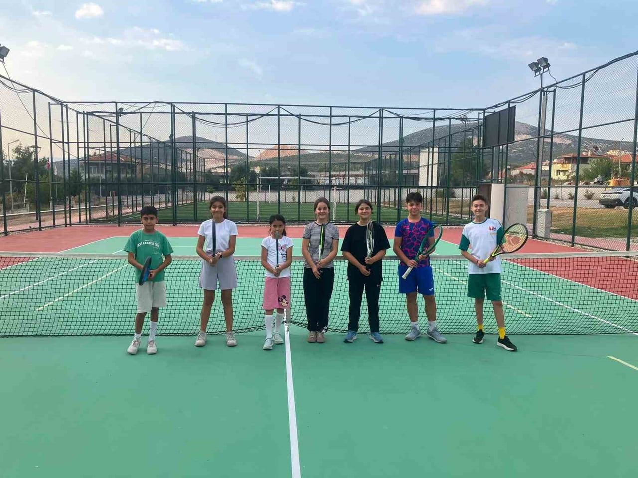 MUĞLA’DA OKUL ÇIKIŞI TENİS ZAMANI: ÇOCUKLAR VE GENÇLER SPORLA BULUŞUYOR