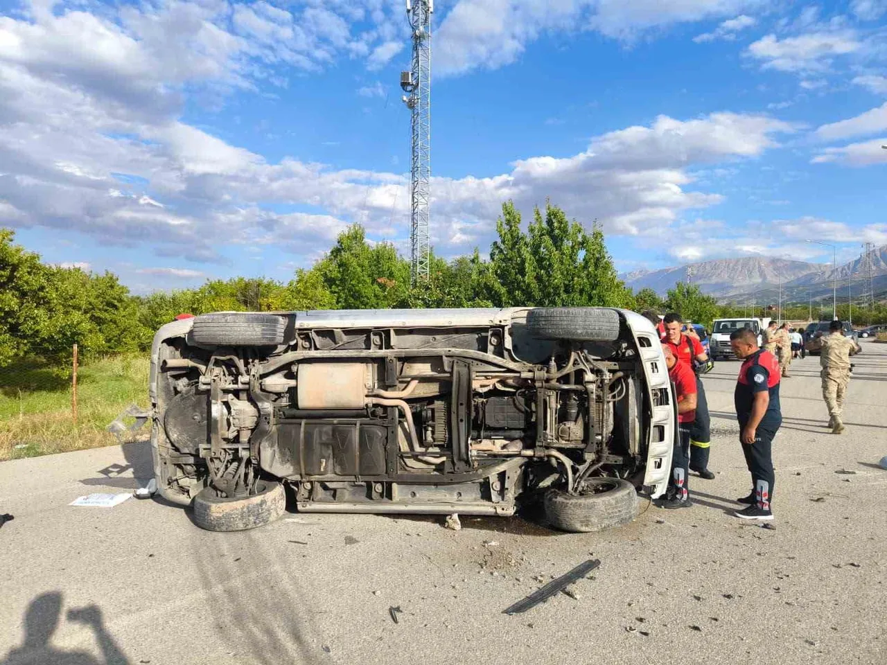 AYDINLATMA DİREĞİNE ÇARPAN OTOMOBİL YAN YATTI