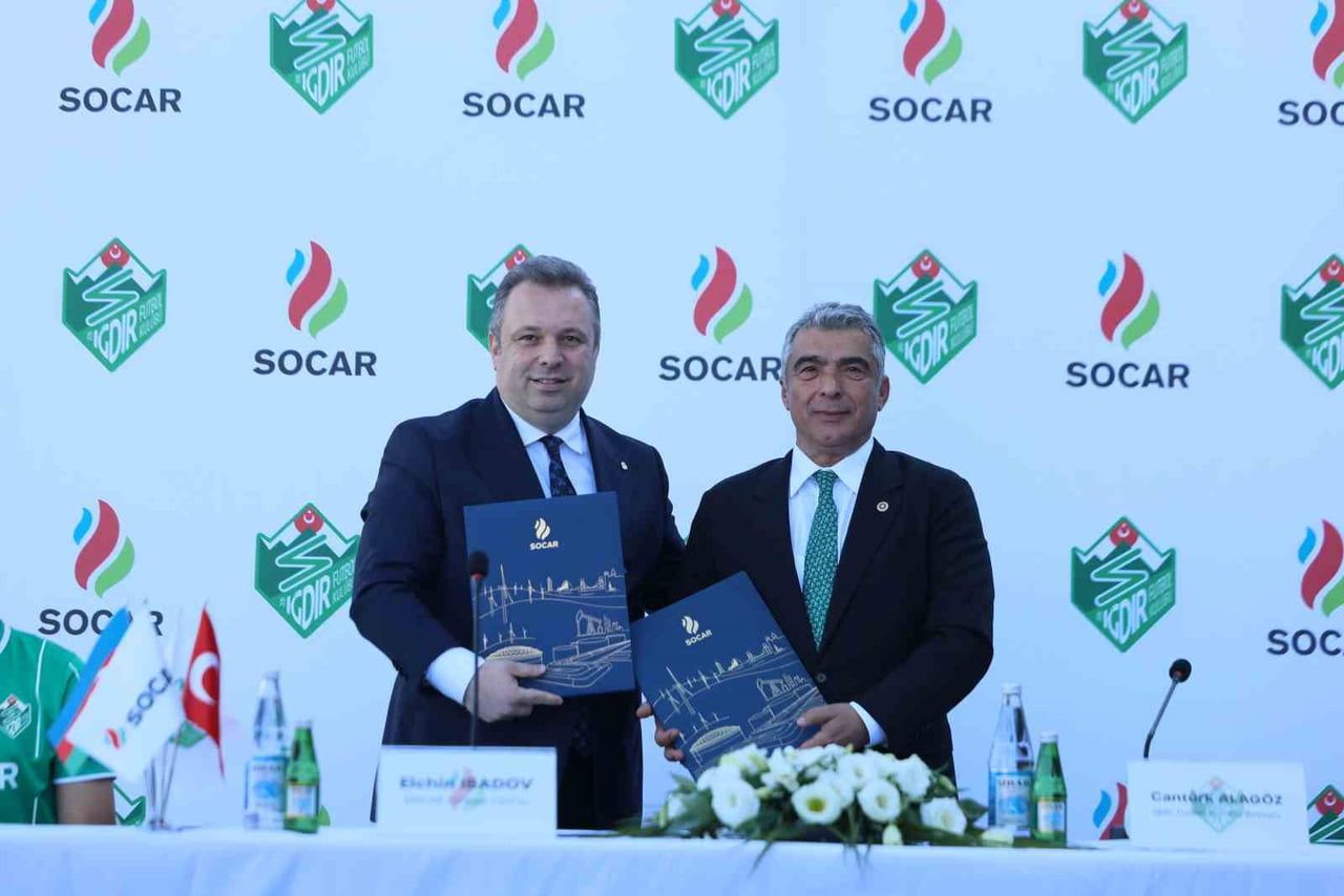 SOCAR TÜRKİYE CEO’SU ELCHİN IBADOV VE IĞDIR FUTBOL KULÜBÜ BAŞKANI CANTÜRK ALAGÖZ