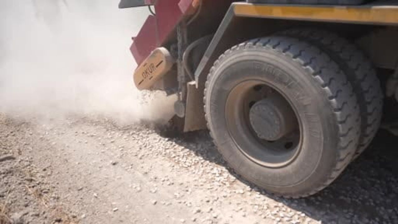 Şehzadeler'de çiftçinin beklediği yol yenilendi