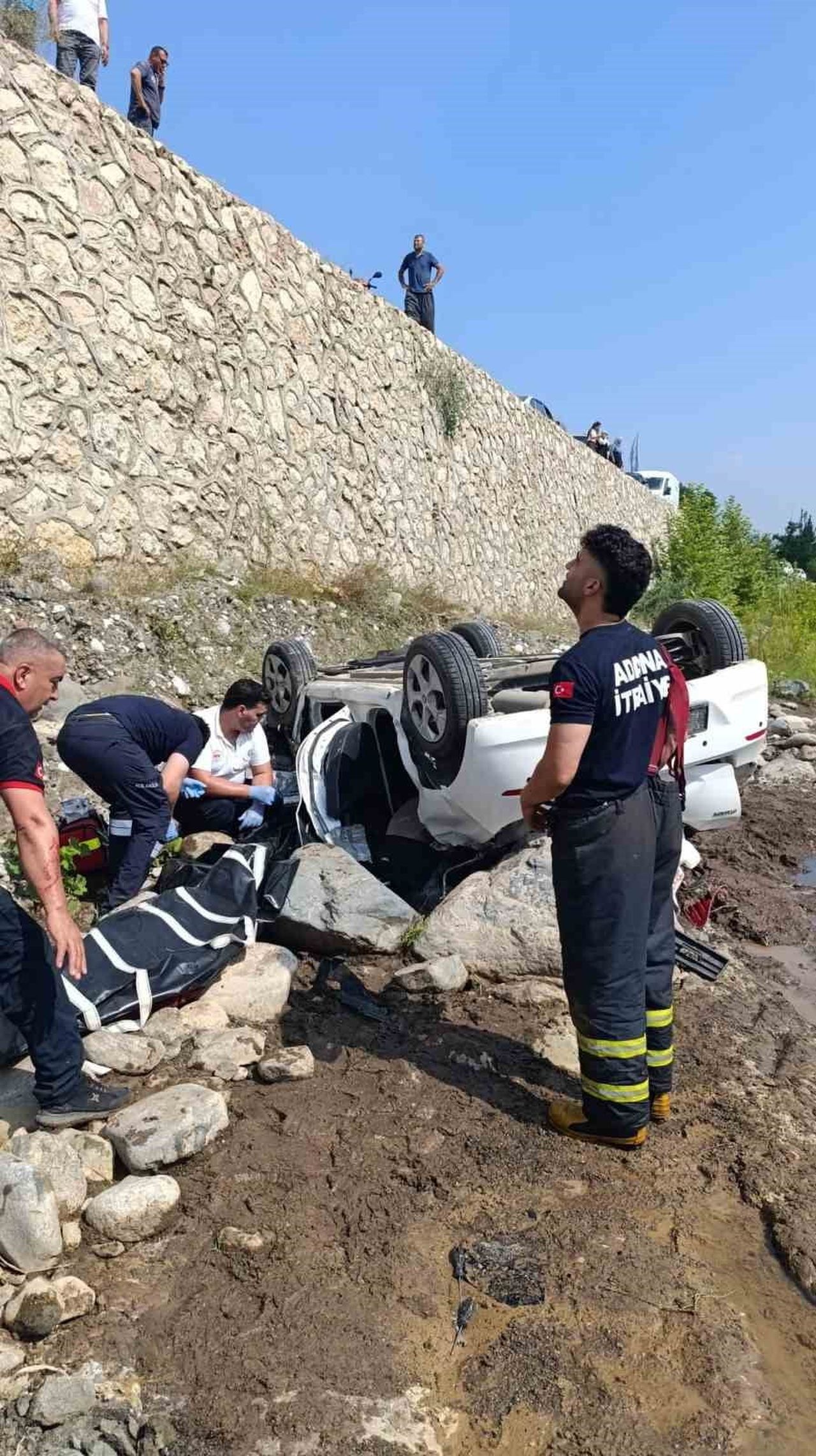 ADANA’DA KONTROLDEN ÇIKAN OTOMOBİL DEREYE DÜŞTÜ. ARAÇTA BULUNAN YOLCU KONUMUNDAKİ 2 KADININ...