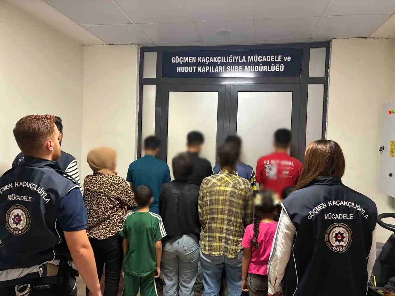 AFYONKARAHİSAR’DA POLİS TARAFINDAN GÖÇMEN KAÇAKÇILARINA YÖNELİK YAPILAN OPERASYONDA DURDURULAN BİR...