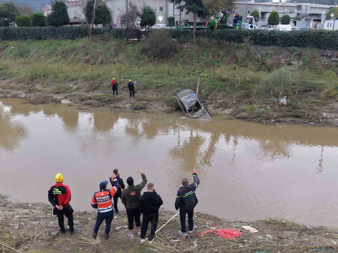 SELDE CENDERE DERESİNE DÜŞEN OTOMOBİL İTFAİYE VE EKİPLERİ TARAFINDAN ÇIKARILDI.
