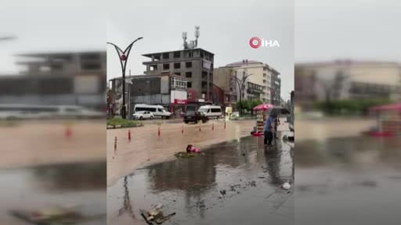 Rize sel sularına teslim oldu: İş yerlerini su bastı, sokaklar göle döndü