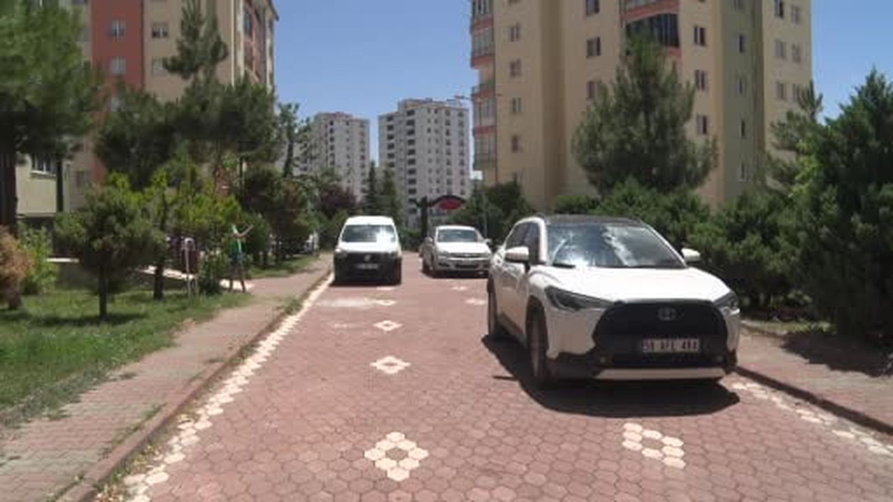 Dükkanını yanında taşıyor, kapı kapı gezerek araba yıkıyor