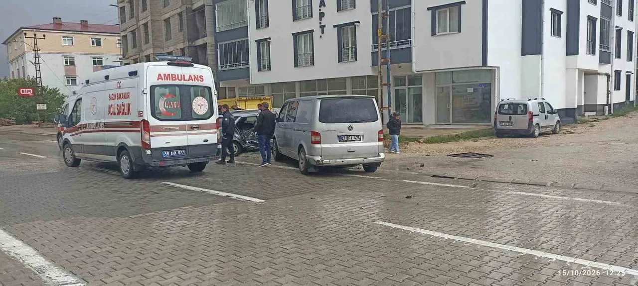 SİVAS’IN GÜRÜN İLÇESİNDE İKİ ARACIN KARIŞTIĞI TRAFİK KAZASINDA 4 KİŞİ YARALANDI.