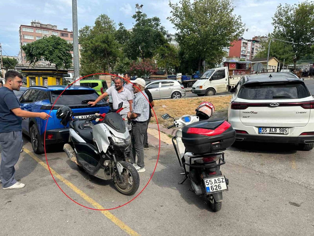 SAMSUN'UN İLKADIM İLÇESİNDE MOTOSİKLET İLE TİCARİ TAKSİNİN ÇARPIŞTIĞI TRAFİK KAZASINDA ARAÇLARDA...