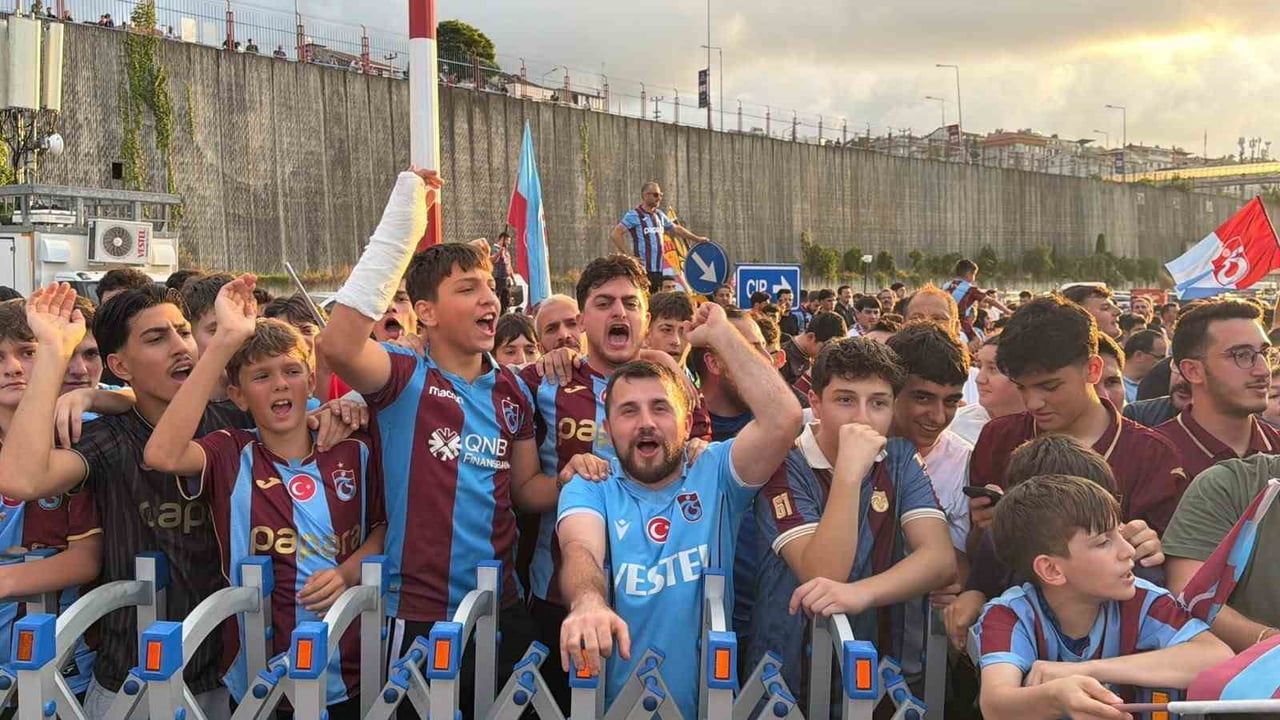 TRABZONSPOR’UN DÜNYACA ÜNLÜ MISIRLI FUTBOLCU MUHAMMED SALAH’I TRANSFER ETMESİNİN ARDINDAN BORDO...