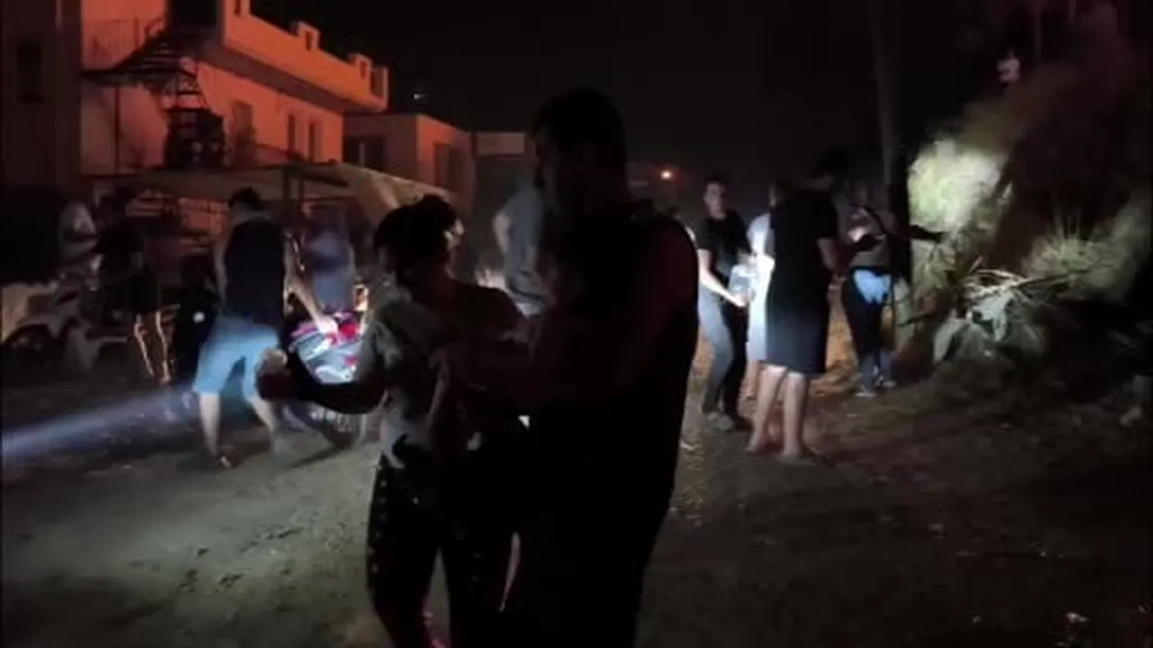 Eline bir kova su alan yangına koştu