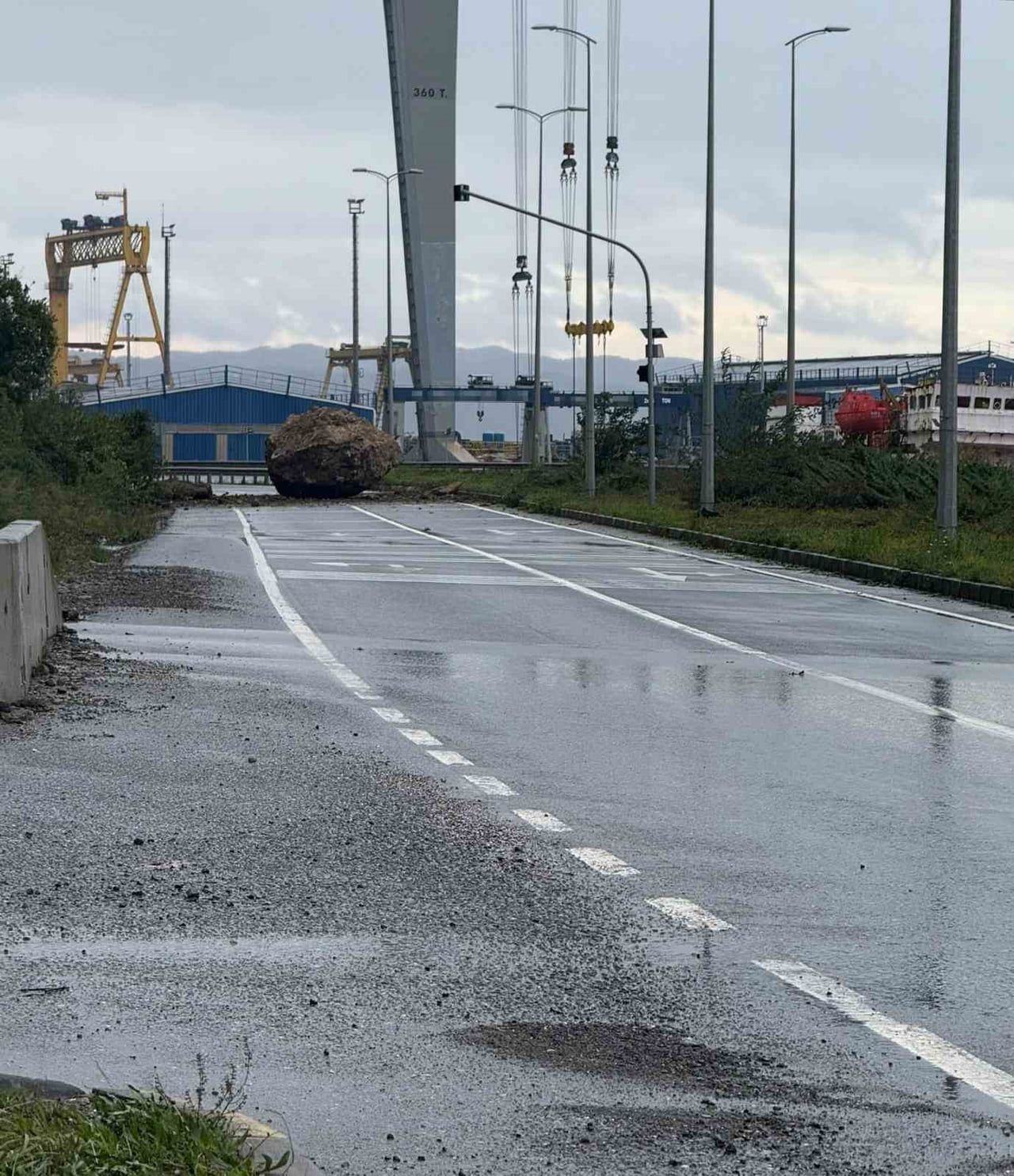 TERSANELER BÖLGESİNDE DAĞDAN KOPAN TONLARCA AĞIRLIĞINDAKİ DEV KAYA PARÇASI KARA YOLUNA...