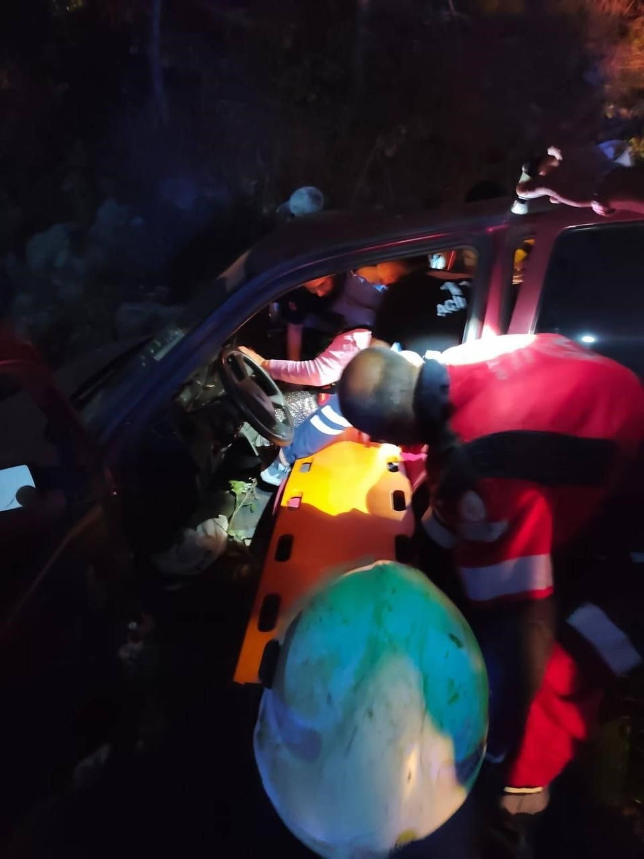 HATAY’IN ERZİN İLÇESİNDE SEYİR HALİNDEKİ OTOMOBİL, ORMANLIK ALANA UÇTU. ORMANLIK ALANA UÇAN...