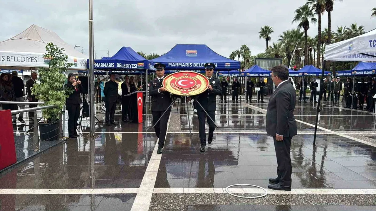 MARMARİS’TE CUMHURİYET BAYRAMI ÇELENK SUNMA TÖRENİ SAĞANAK ALTINDA YAPILDI