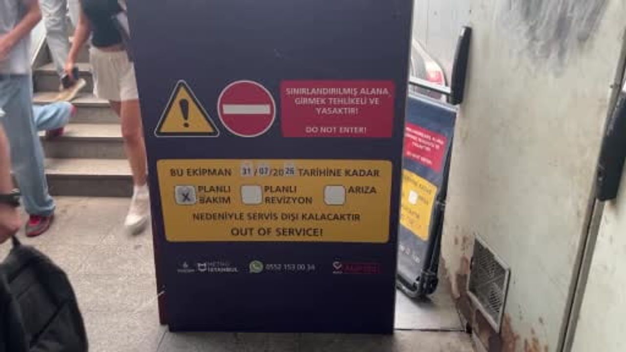 İstanbullunun ulaşım çilesi: Mecidiyeköy metrobüs istasyonunda yürüyen merdiven arızası yoğunluğa...