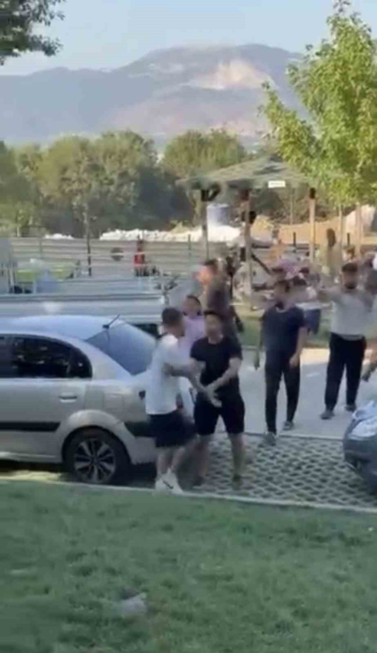 BURSA'DA BULUNAN CUMALIKIZIK KENT PARKI'NDA PİKNİK YAPMAK İÇİN PARKA GELEN İKİ AİLE ARASINDA...