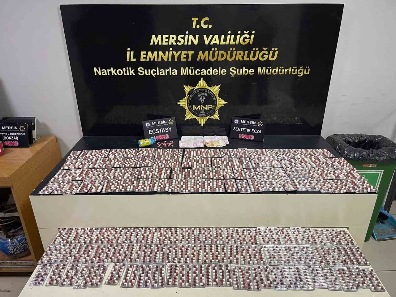 MERSİN'DE POLİSİN YAPTIĞI ÇALIŞMADA YAKALANIP ADLİYEYE SEVK EDİLEN TORBACI OLARAK TABİR EDİLEN...