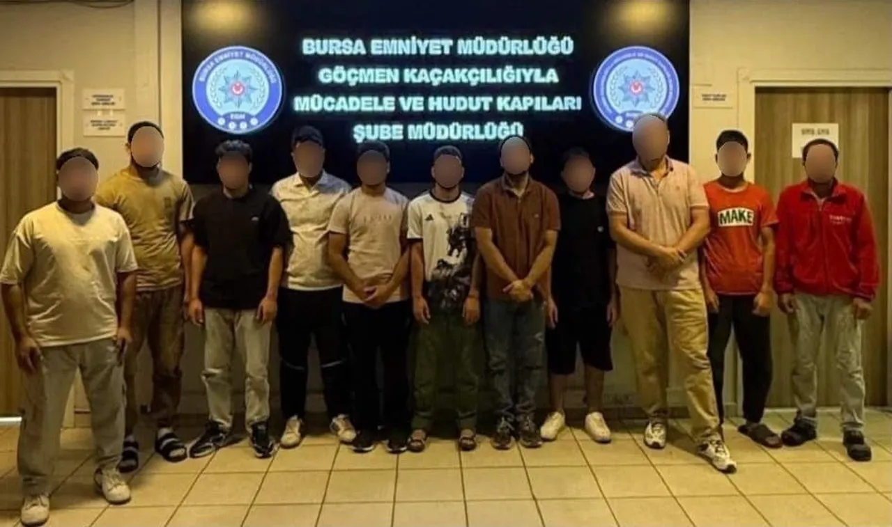 BURSA'DA DÜZENSİZ GÖÇ VE GÖÇMEN KAÇAKÇILIĞINA YÖNELİK DÜZENLENEN OPERASYONDA, BİR İŞ YERİNDE KAÇAK...