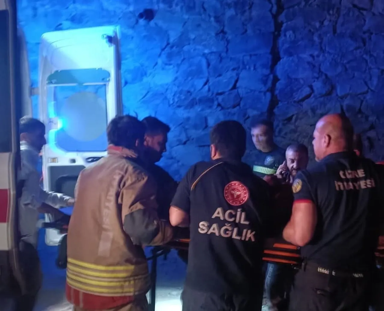 YARALI SÜRÜCÜ, OLAY YERİNDE YAPILAN İLK MÜDAHALENİN ARDINDAN AMBULANSLA CİZRE DR. SELAHATTİN...