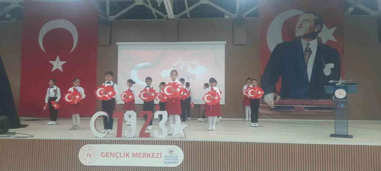 TÜRKİYE CUMHURİYETİ'NİN KURULUŞUNUN 103. YIL DÖNÜMÜ, AĞRI'NIN ELEŞKİRT İLÇESİNDE BÜYÜK BİR COŞKU...