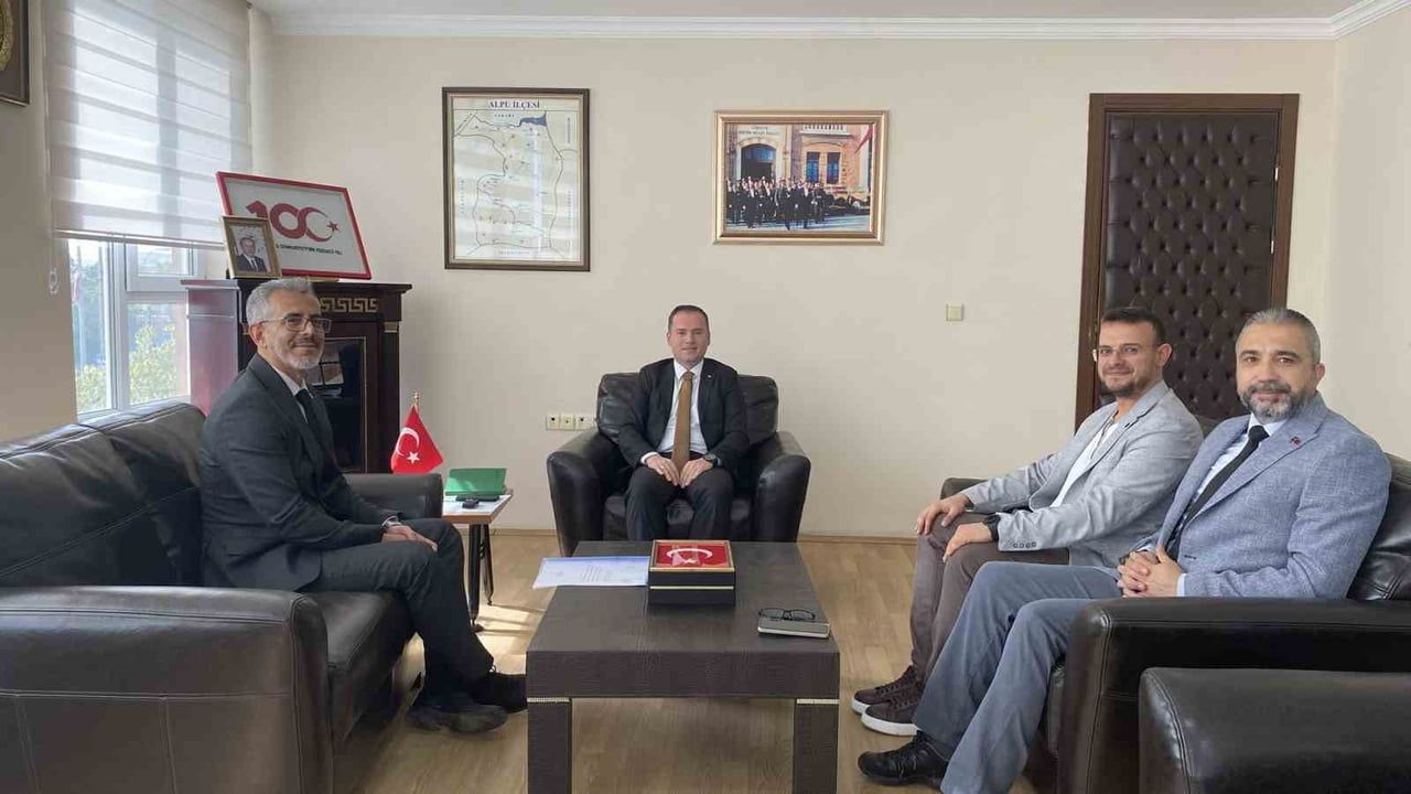 ESKİŞEHİR ALPU KAYMAKAMI TAHA FURKAN SÖNMEZEL, ŞEHİT AİLELERİNİ MAKAMINDA KABUL ETTİ.