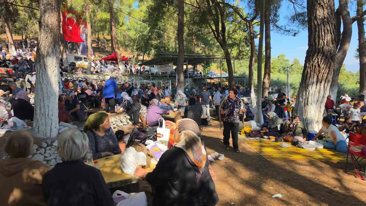 AYDIN KARACASU İÇESİNDE 8 ASIRDIR SÜRDÜRÜLEN DEDEBAĞ HAYRI BİR KEZ DAHA BİNLERCE VATANDAŞI BİR...