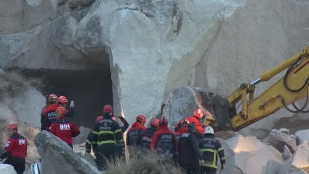 Kapadokya'da çöken peribacasından bir kişi böyle çıkartıldı