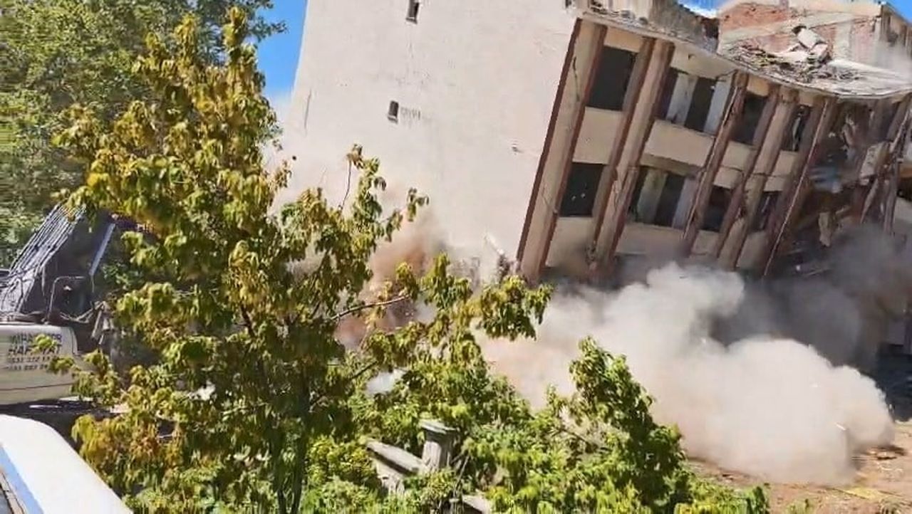 ELAZIĞ'DA KENTSEL DÖNÜŞÜM KAPSAMINDA YIKIMINA BAŞLANAN 5 KATLI BİTİŞİK İKİ BİNA, İŞ MAKİNESİNİN...