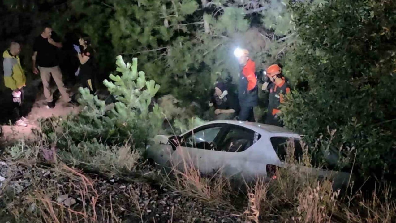 KÜTAHYA’DA OTOMOBİL İLE MOTOSİKLET ÇARPIŞARAK ŞARAMPOLE YUVARLANDI: 5 YARALI