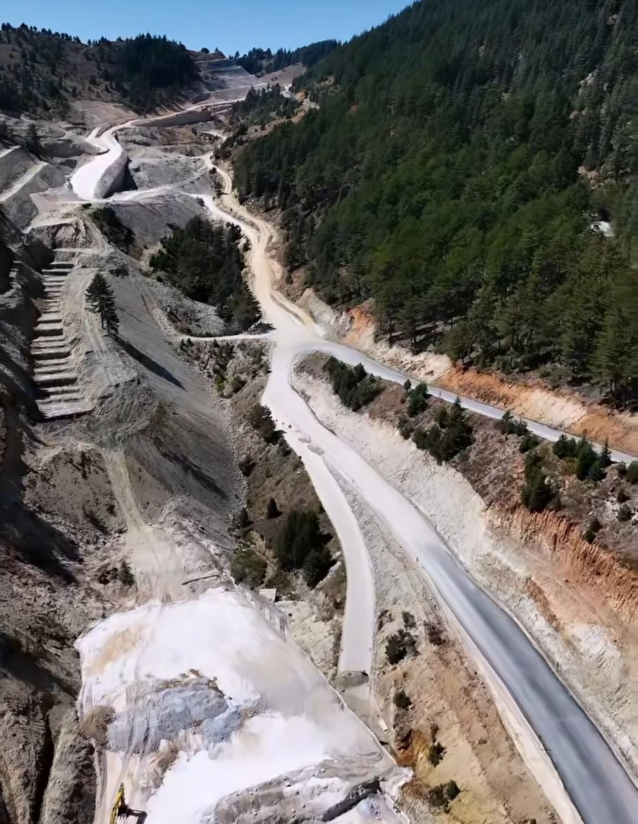 KAHRAMANMARAŞ’IN GÖKSUN İLÇESİNDE İŞ MAKİNESİNİN ÇARPTIĞI 18 YAŞINDAKİ EMRE İSPİR HAYATINI...