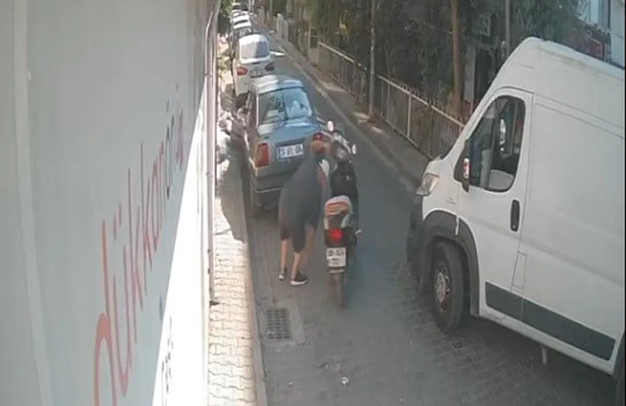 BAYRAKLI'DA NOTER DÖNÜŞÜ DÜŞÜRÜLEN 100 BİN LİRAYI FARK EDİP CEBE İNDİREN MOTOSİKLETLİ ŞÜPHELİ...
