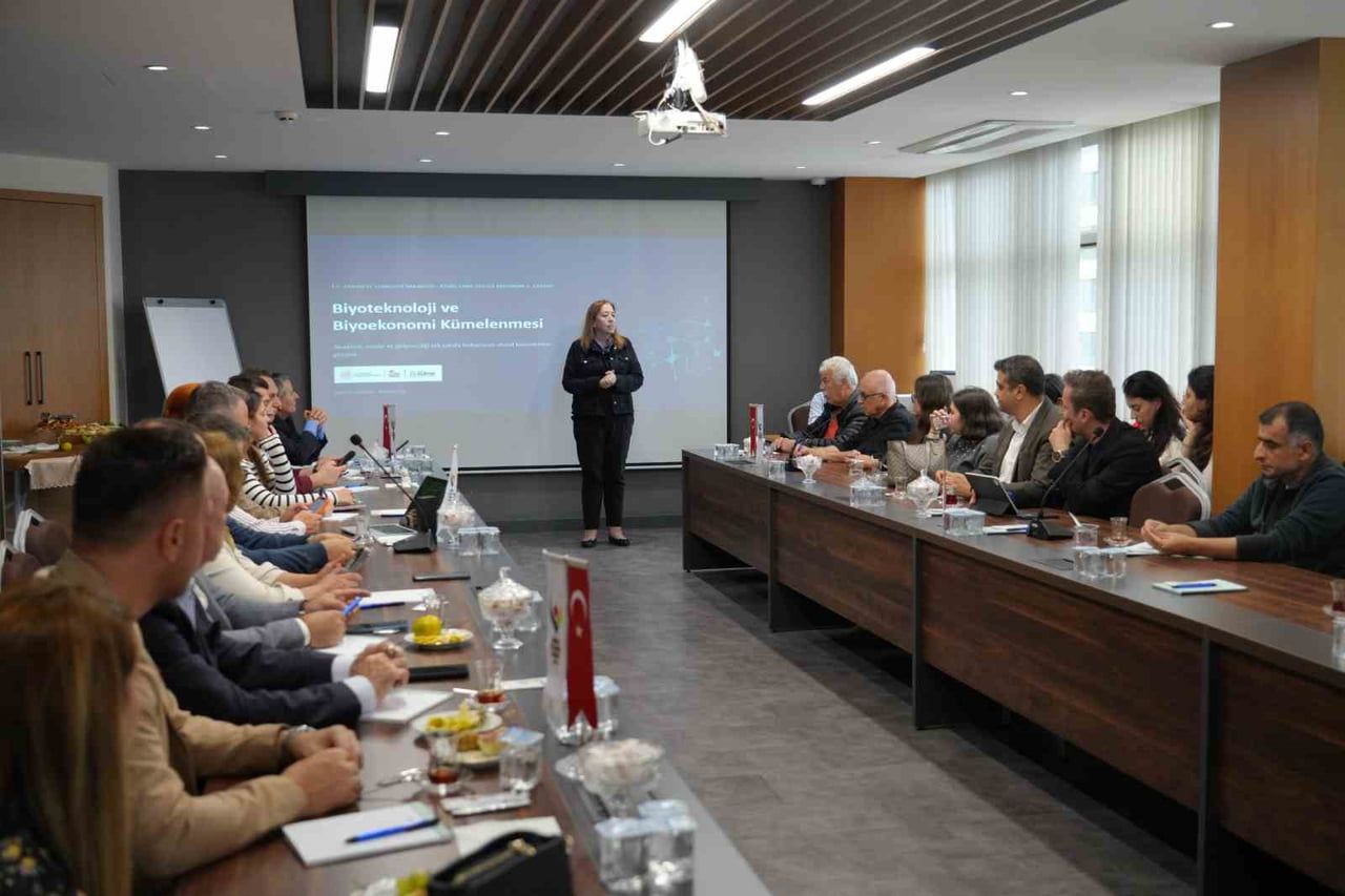 GEBZE TİCARET ODASININ EV SAHİPLİĞİNDE DÜZENLENEN TOPLANTIDA, BİYOTEKNOLOJİ VE BİYOEKONOMİ...