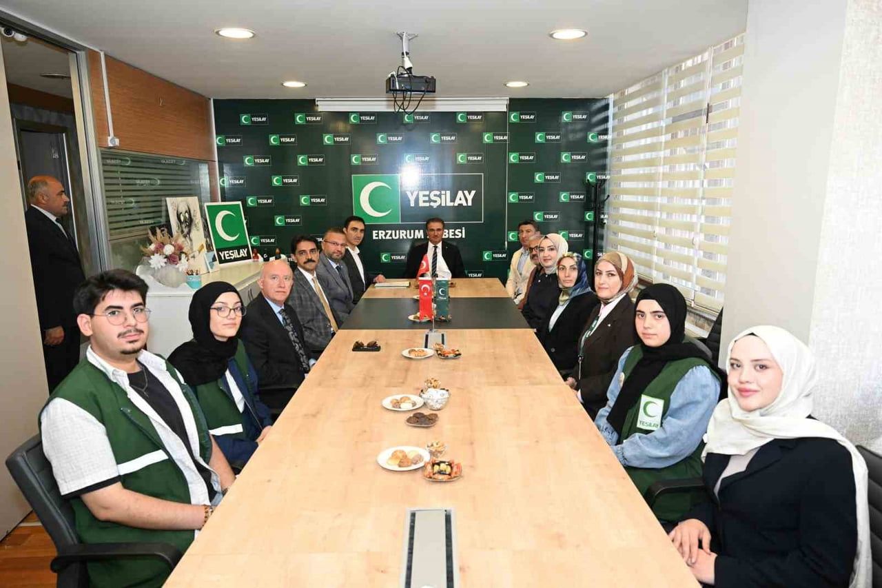 ERZURUM VALİSİ AYDIN BARUŞ, YEŞİLAY ERZURUM ŞUBESİ’Nİ ZİYARET EDEREK BAĞIMLILIKLA MÜCADELE...