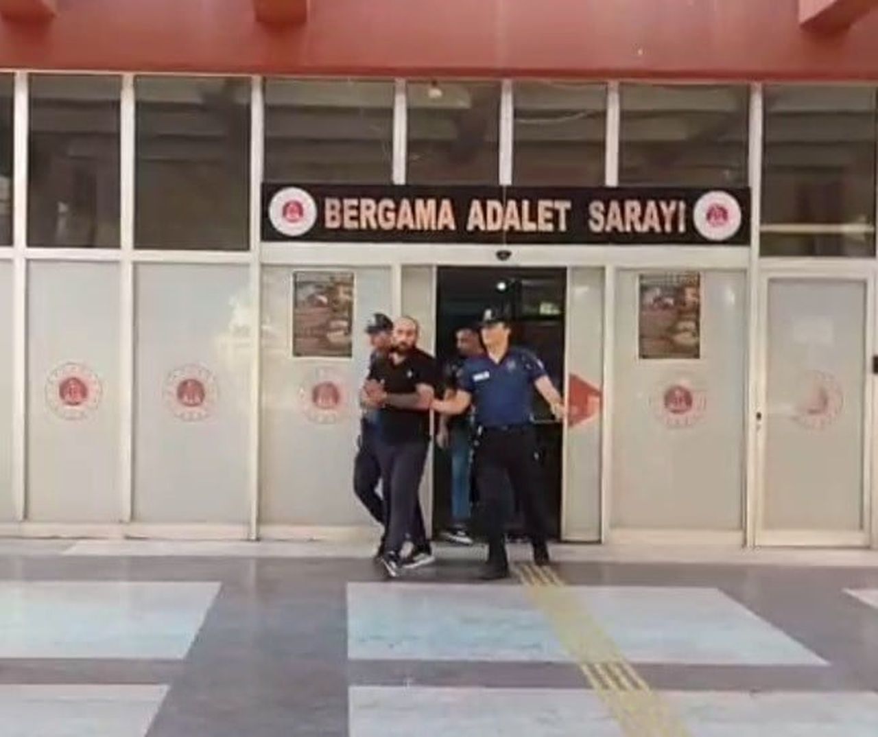 POLİS EKİPLERİNCE DÜZENLENEN UYUŞTURUCU OPERASYONUNDA BİN 128 ADET UYUŞTURUCU HAP ELE...
