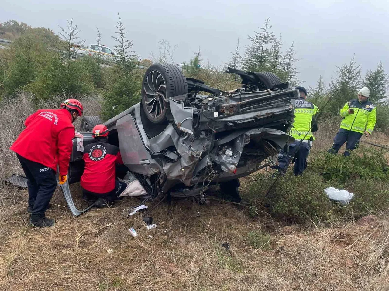 ŞARAMPOLE UÇAN OTOMOBİLDE BULUNAN 1 KİŞİ İTFAİYE EKİPLERİ TARAFINDAN ÇIKARILARAK, 112 SAĞLIK...