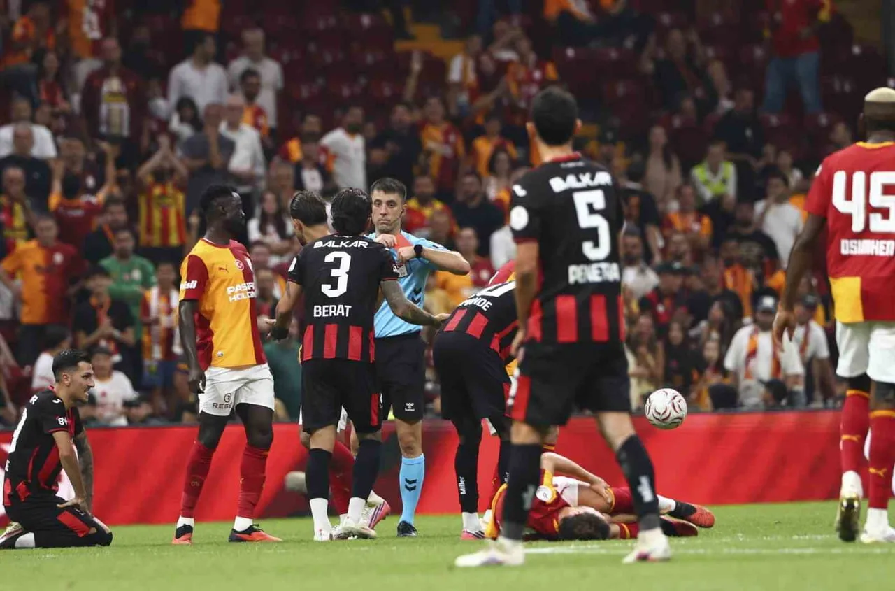 SÜPER LİG'DE 2026-2027 SEZONUNUN İLK KIRMIZI KARTI, GALATASARAY İLE ÇORUM FK ARASINDA OYNANAN...