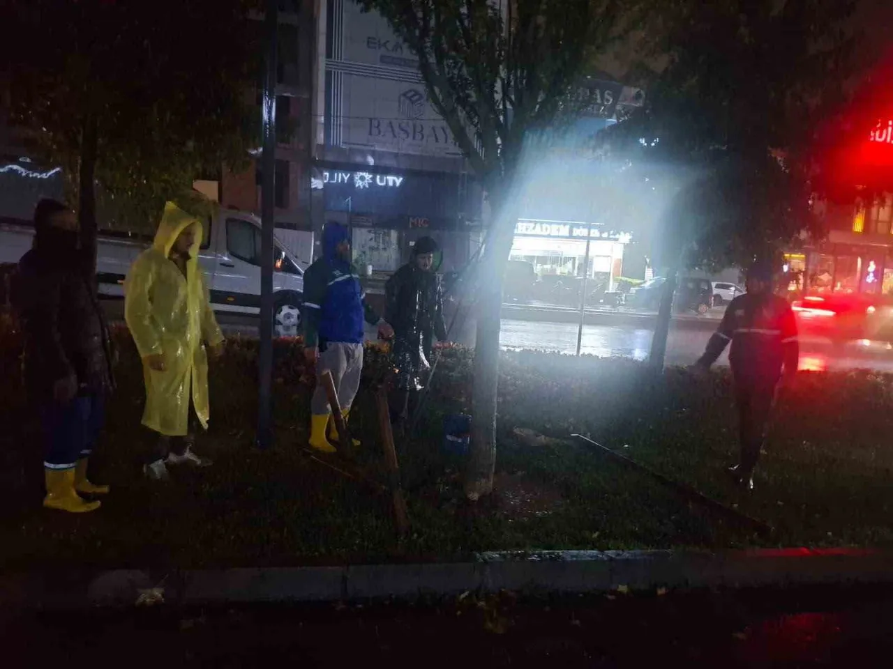 İSTANBUL’DA ETKİLİ OLAN YOĞUN YAĞIŞA KARŞI ARNAVUTKÖY BELEDİYESİ, 300 PERSONEL VE 80 ARAÇLA 7/24...