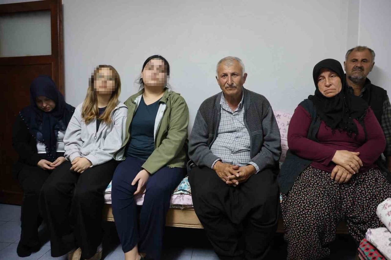 (SIRASIYLA) KIZ KARDEŞ E. DİNLER, YANINDA YAKIN ARKADAŞI N.Y, BABA ADEM DİNLER VE ANNE MEDİNE...