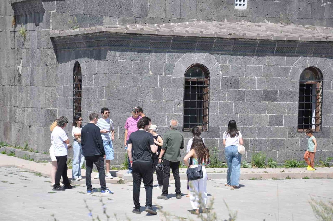 ERMENİSTANLI GAZETECİLER KARS'I KEŞFETTİ: TÜRKİYE-ERMENİSTAN MEDYA DEĞİŞİM PROGRAMI KAPSAMINDA...