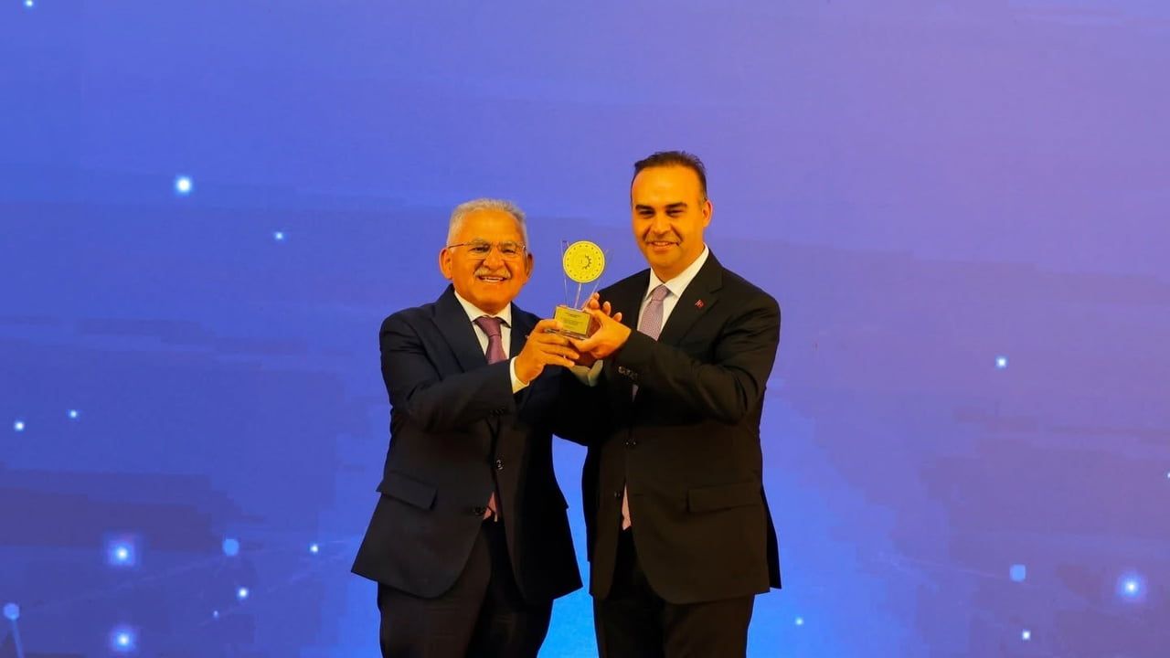 KAYSERİ BÜYÜKŞEHİR BELEDİYE BAŞKANI DR. MEMDUH BÜYÜKKILIÇ, 2025 VERİMLİLİK PROJE ÖDÜLLERİ...
