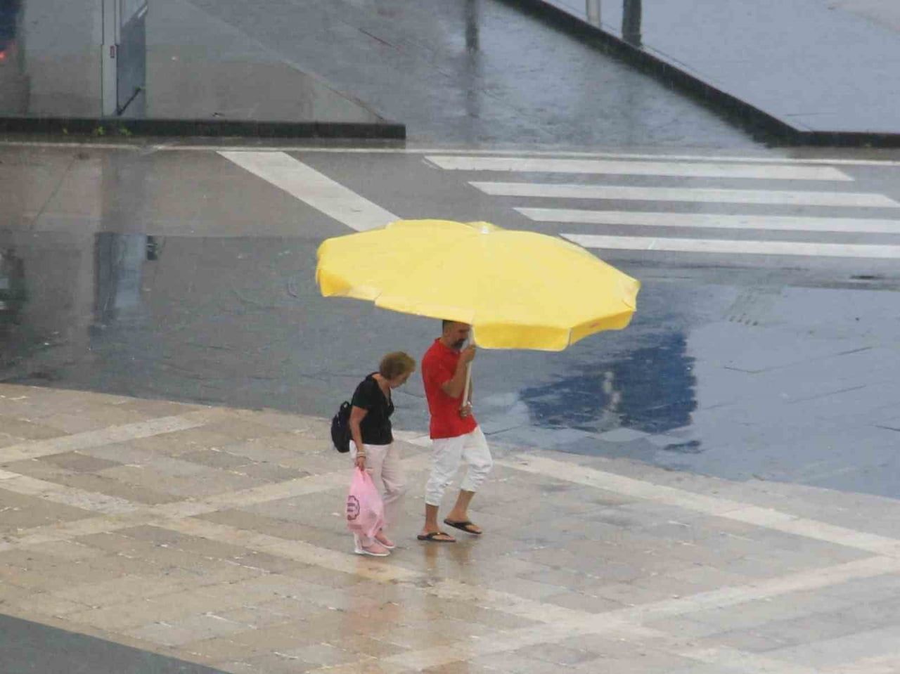 SAMSUN’DA VATANDAŞLAR, ANİ BASTIRAN SAĞANAKTAN İLGİNÇ YÖNTEMLERLE KORUNMAYA ÇALIŞTI. ÖZELLİKLE BİR...
