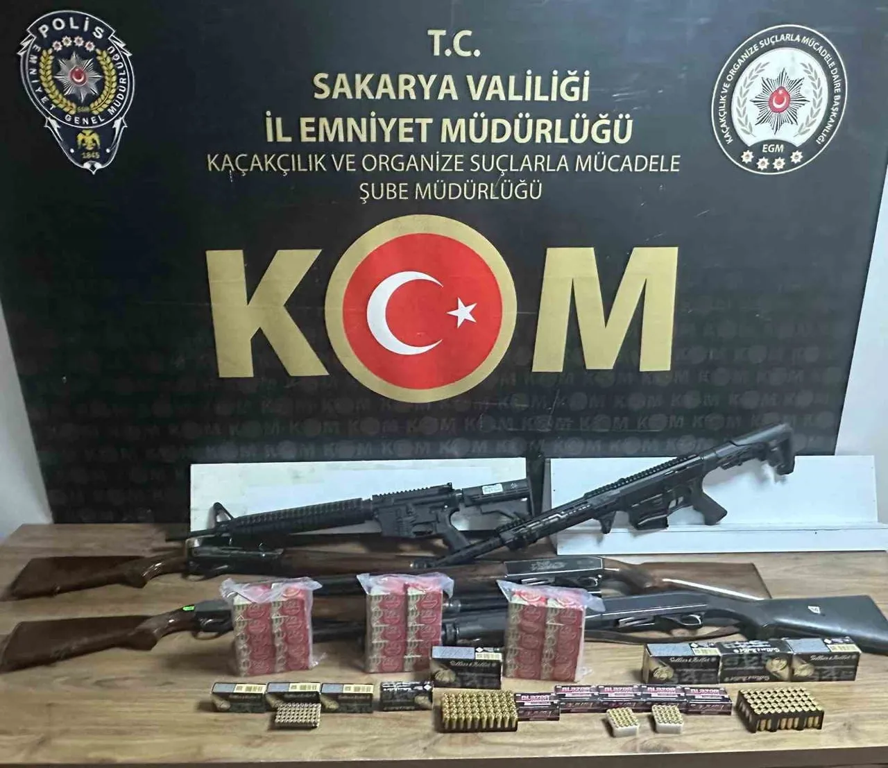 SAKARYA'DA POLİS EKİPLERİNCE SİLAH KAÇAKÇILIĞININ ÖNLENMESİNE YÖNELİK İŞ YERLERİNE DÜZENLENEN...
