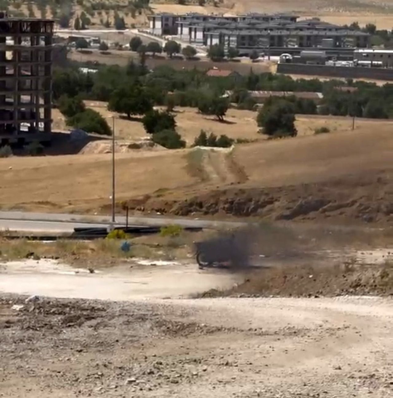 BOŞ BİR ALANDA PARK HALİNDE BULUNAN MOTOSİKLET, ALEV ALARAK KULLANILAMAZ HALE GELDİ.