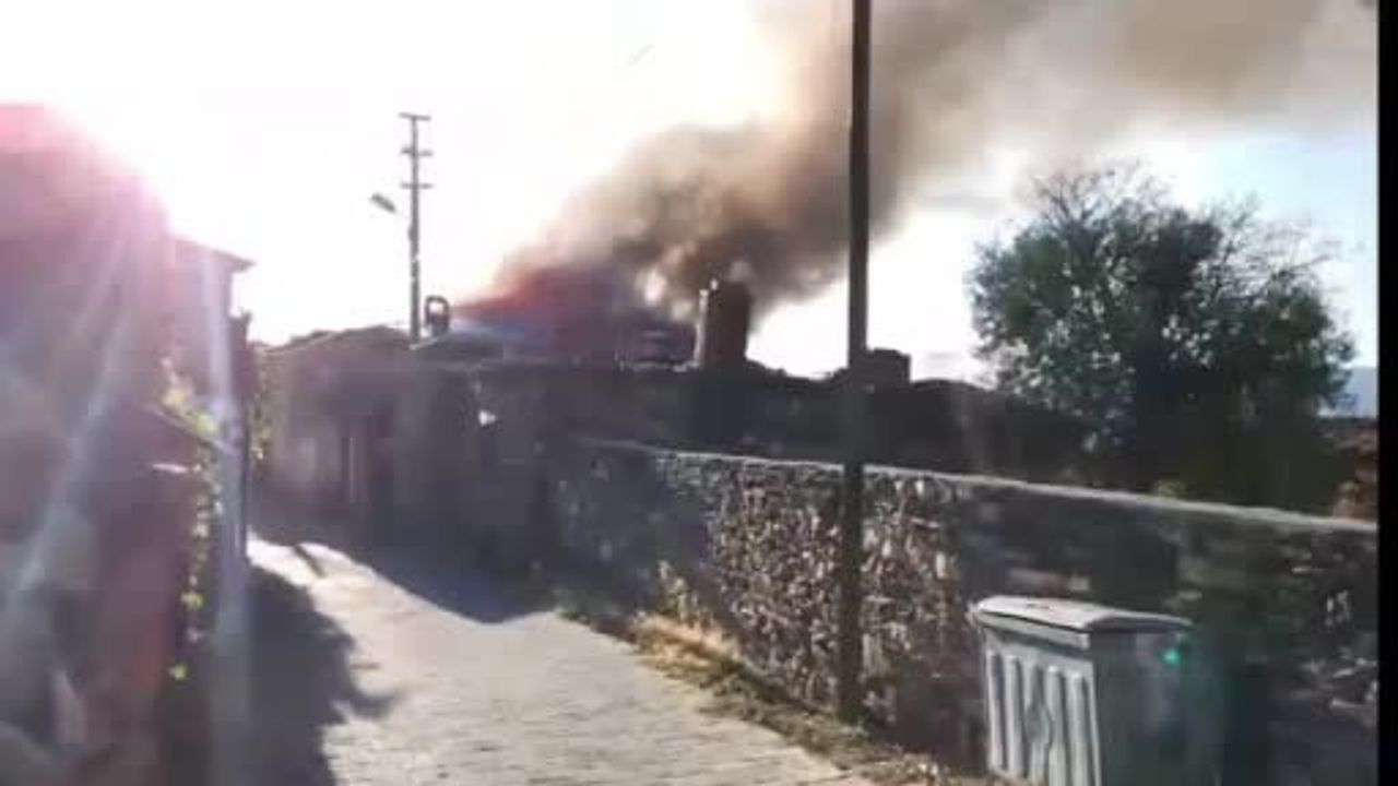Salihli’de tarihi köyde korkutan ev yangını