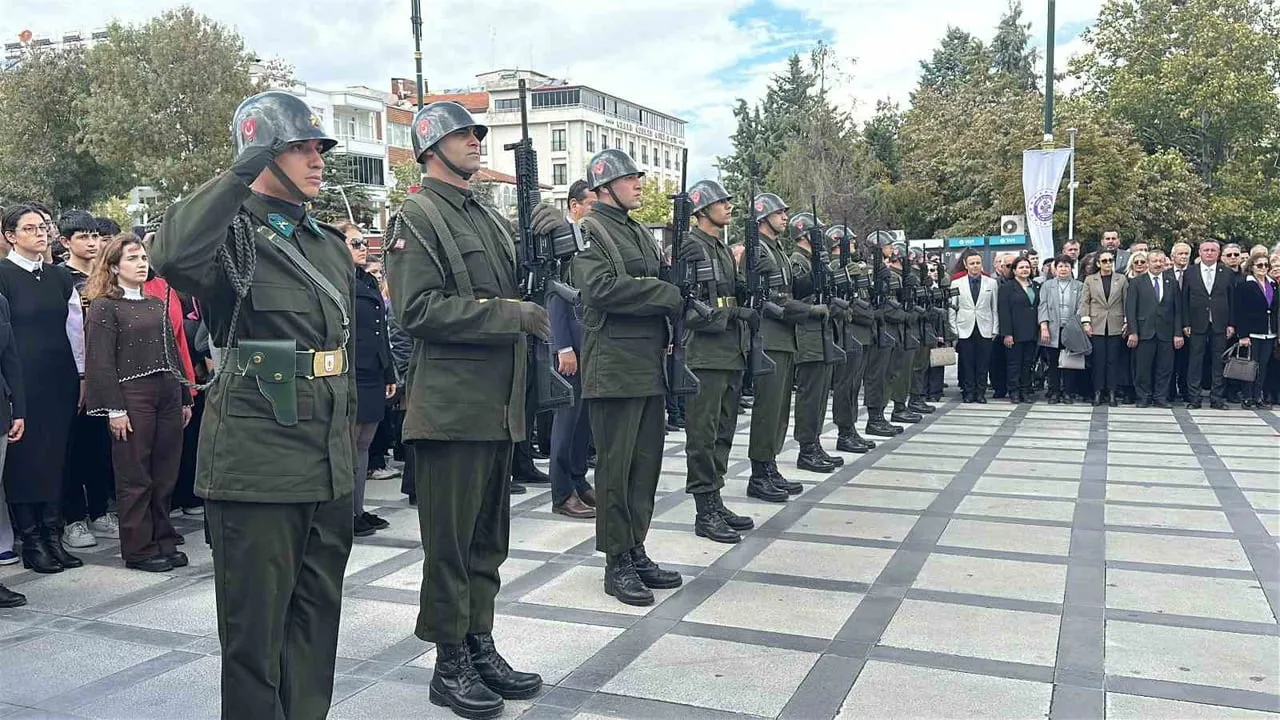BURDUR'DA 29 EKİM CUMHURİYET BAYRAMI'NIN 103. YIL DÖNÜMÜ KUTLAMALARI ÇERÇEVESİNDE ATATÜRK ANITI'NA...
